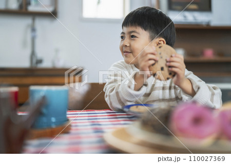クッキーを持った男の子 おやつタイムイメージ クッキーを持った男の子 おやつタイムイメージ 110027369