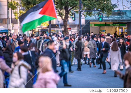 日本の東京都市景観 師走の慌ただしさ…脱コロナ…賑わう渋谷。世界が抱える問題…新時代が平和に… 110027509