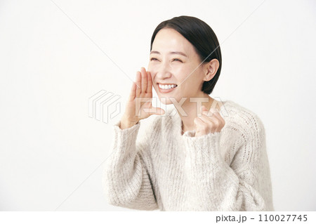 応援する中年女性 白背景 応援する中年女性 白背景 110027745