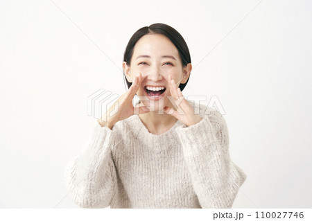 呼びかける中年女性　白背景 110027746