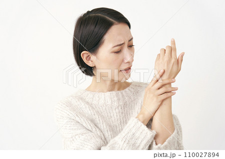 腱鞘炎の中年女性　白背景 110027894