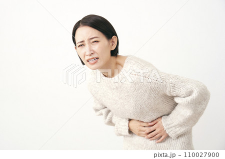 腹痛の中年女性 白背景 腹痛の中年女性 白背景 110027900