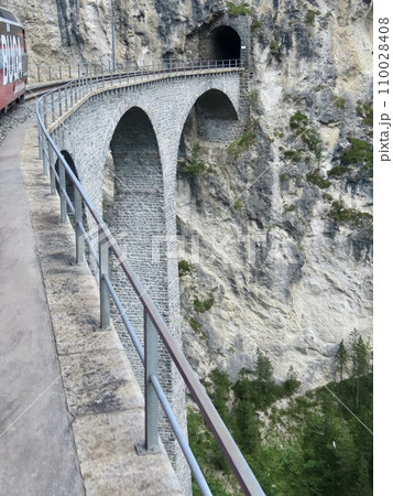 スイス　レーティッシュ鉄道　アルブラ線最大の見所　ラントヴァッサー橋 110028408