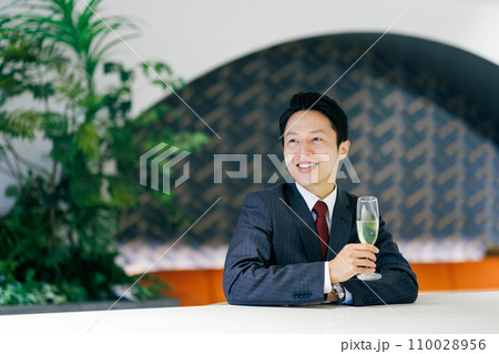バーでシャンパンを飲む男性　撮影協力：WEEK芝大門（サンフロンティア不動産） 110028956