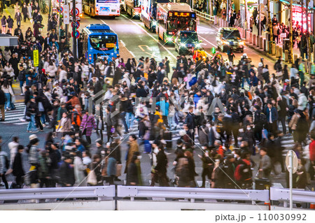 日本の東京都市景観 師走。賑わう渋谷・コロナ禍前と変わらない。脱コロナ、光と影…輝きの時代へ… 110030992