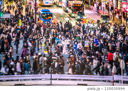 日本の東京都市景観 師走。賑わう渋谷・コロナ禍前と変わらない。脱コロナ、光と影…輝きの時代へ… 110030994