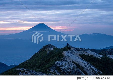 【鳳凰三山】観音岳からの夜明け 富士山眺望 110032348
