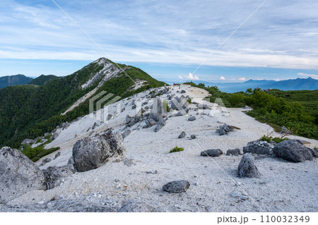 【鳳凰三山】薬師岳から見る観音岳 110032349