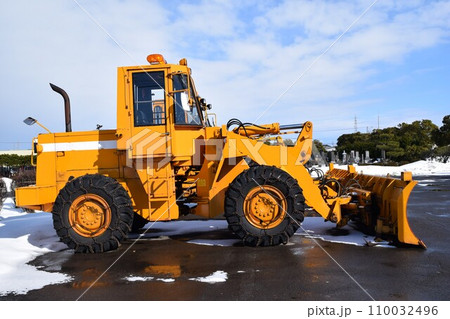 雪国で待機中の除雪車 雪国で待機中の除雪車 110032496