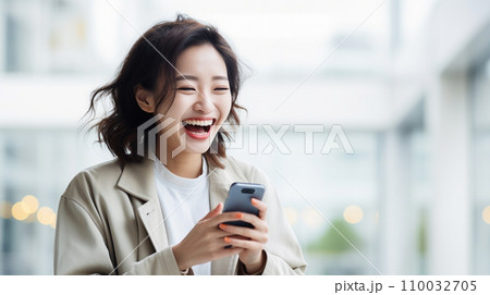 ハートを持つ笑顔の女性 ハートを持つ笑顔の女性 110032705
