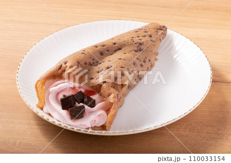 ココア皮　ダイスチョコ入り　苺ソースのクレープ 110033154