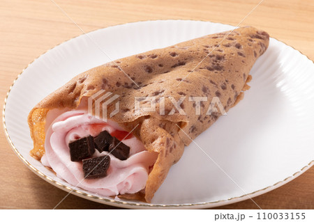 ココア皮　ダイスチョコ入り　苺ソースのクレープ 110033155