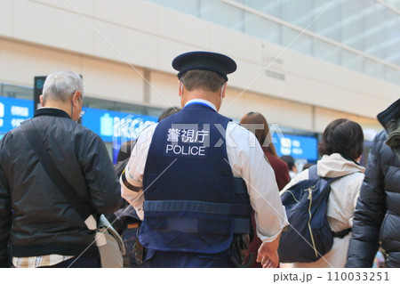 空港を巡回する警察官　後ろ姿　警備　警視庁 110033251