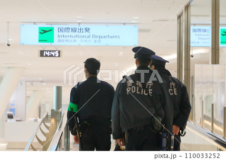 空港を巡回する警察官　後ろ姿　警備　警視庁 110033252