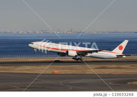 離陸する政府専用機　空飛ぶ官邸 110033268