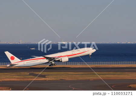 離陸する政府専用機　空飛ぶ官邸 110033271