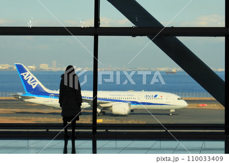 羽田空港第2ターミナル国際線ロビー 飛行機を眺める女性 男女 羽田空港第2ターミナル国際線ロビー 飛行機を眺める女性 男女 110033409