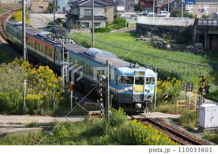 JR七尾線 清水踏切を通過中の国鉄415系電車（日本 石川県河北郡津幡町） 110033601