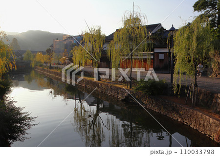 晩秋の倉敷美観地区：倉敷川畔にて（岡山県倉敷市） 110033798