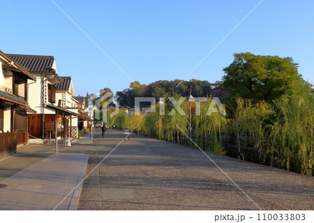 晩秋の倉敷美観地区：倉敷川畔にて（岡山県倉敷市） 110033803
