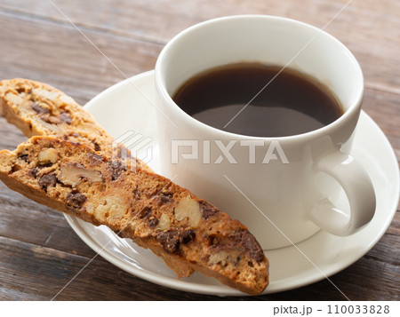 ビスコッティとホットコーヒー ビスコッティとホットコーヒー 110033828