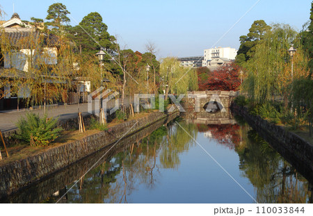 紅葉彩る晩秋の倉敷美観地区：倉敷川畔にて（岡山県倉敷市） 110033844