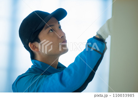 内装業の若い男性 110033985