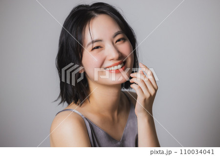 スキンケアをする若い女性　 110034041