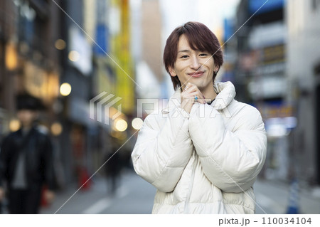 東京で暮らす若い男性 110034104