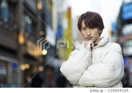 東京で暮らす若い男性 東京で暮らす若い男性 110034105