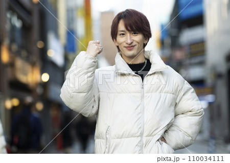 都会で暮らす若い男性 110034111