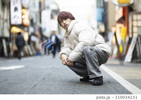都会で暮らす若い男性 110034231
