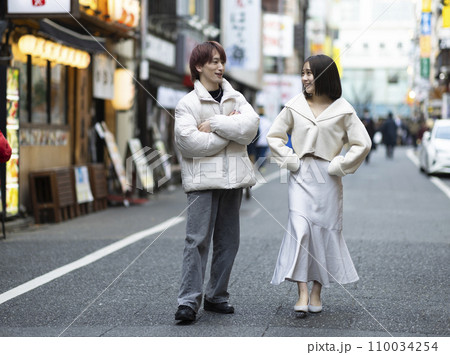 繁華街を歩く若いカップル 繁華街を歩く若いカップル 110034254