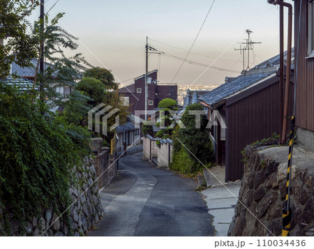 斜面の住宅地を通る路地の風景 斜面の住宅地を通る路地の風景 110034436