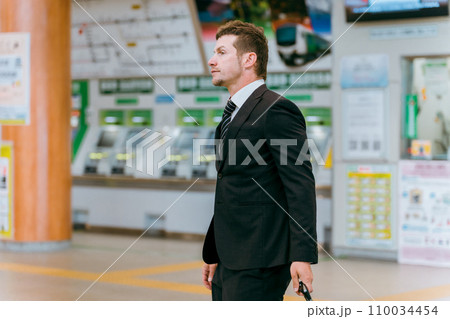 海外出張で駅の改札を歩く欧米人ビジネスマン 海外出張で駅の改札を歩く欧米人ビジネスマン 110034454