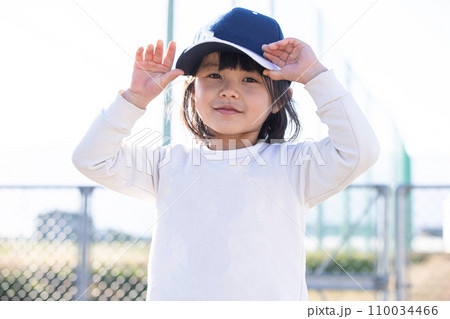キャップを被った女の子 girl wearing a baseball cap キャップを被った女の子 girl wearing a baseball cap 110034466