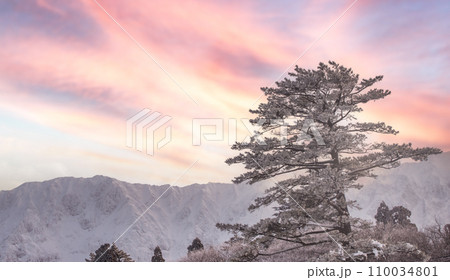 Snow covered mountains of Japan 110034801