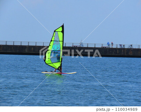 ウインドサーフィンの眺め 110034989