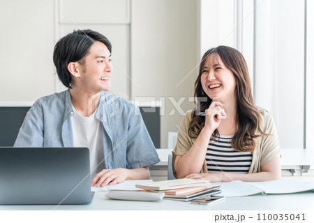 大学・学校で楽しい講義を受ける大学生(高校生・学生・塾・予備校) 大学・学校で楽しい講義を受ける大学生(高校生・学生・塾・予備校) 110035041