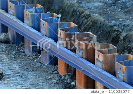 鋼矢板に溶接された頭つなぎ(溝形鋼) 鋼矢板に溶接された頭つなぎ(溝形鋼) 110035077