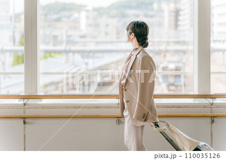 出張・転勤・旅行・上京をするビジネスウーマン(新生活・引っ越し・上京・転居) 出張・転勤・旅行・上京をするビジネスウーマン(新生活・引っ越し・上京・転居) 110035126