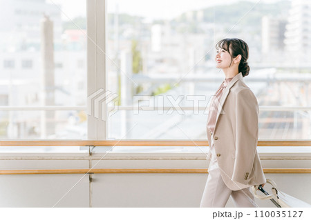 出張・転勤・旅行・上京をするビジネスウーマン(新生活・引っ越し・上京・転居) 出張・転勤・旅行・上京をするビジネスウーマン(新生活・引っ越し・上京・転居) 110035127