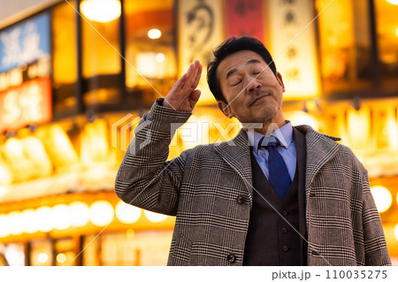 夜の繁華街で酔うビジネスマン 夜の繁華街で酔うビジネスマン 110035275