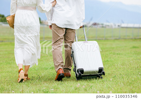 新婚旅行・ハネムーン・旅する恋人・カップル・夫婦のイメージ 新婚旅行・ハネムーン・旅する恋人・カップル・夫婦のイメージ 110035346