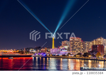 《神奈川県》横浜山下公園の夜景・年末のライトアップ 110035384