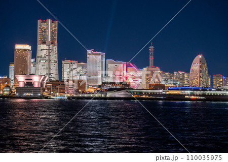 《神奈川県》横浜みなとみらいの夜景・オフィス全館点灯 《神奈川県》横浜みなとみらいの夜景・オフィス全館点灯 110035975