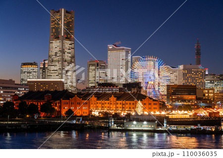 《神奈川県》横浜みなとみらいの夜景・オフィス全館点灯 110036035