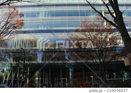 さまざまな情報を提供する複合施設せんだいメディアテーク さまざまな情報を提供する複合施設せんだいメディアテーク 110036037