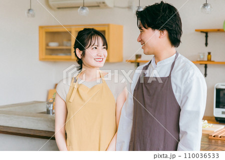 キッチン・カフェにいる夫婦・カップル・恋人 110036533