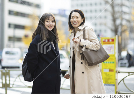 東京で暮らす家族 110036567